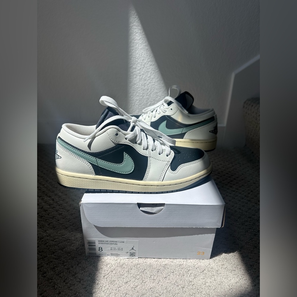 NEW Nike Air Jordan 1 Low Jade Smoke Size 8 - Picture 7 of 8